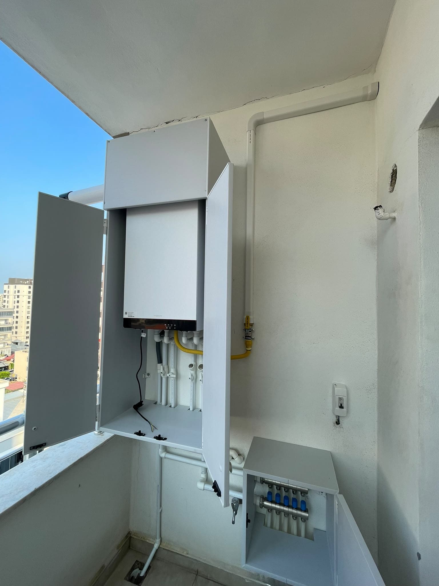 Balkonda kombi ve doğalgaz tesisatı montajı